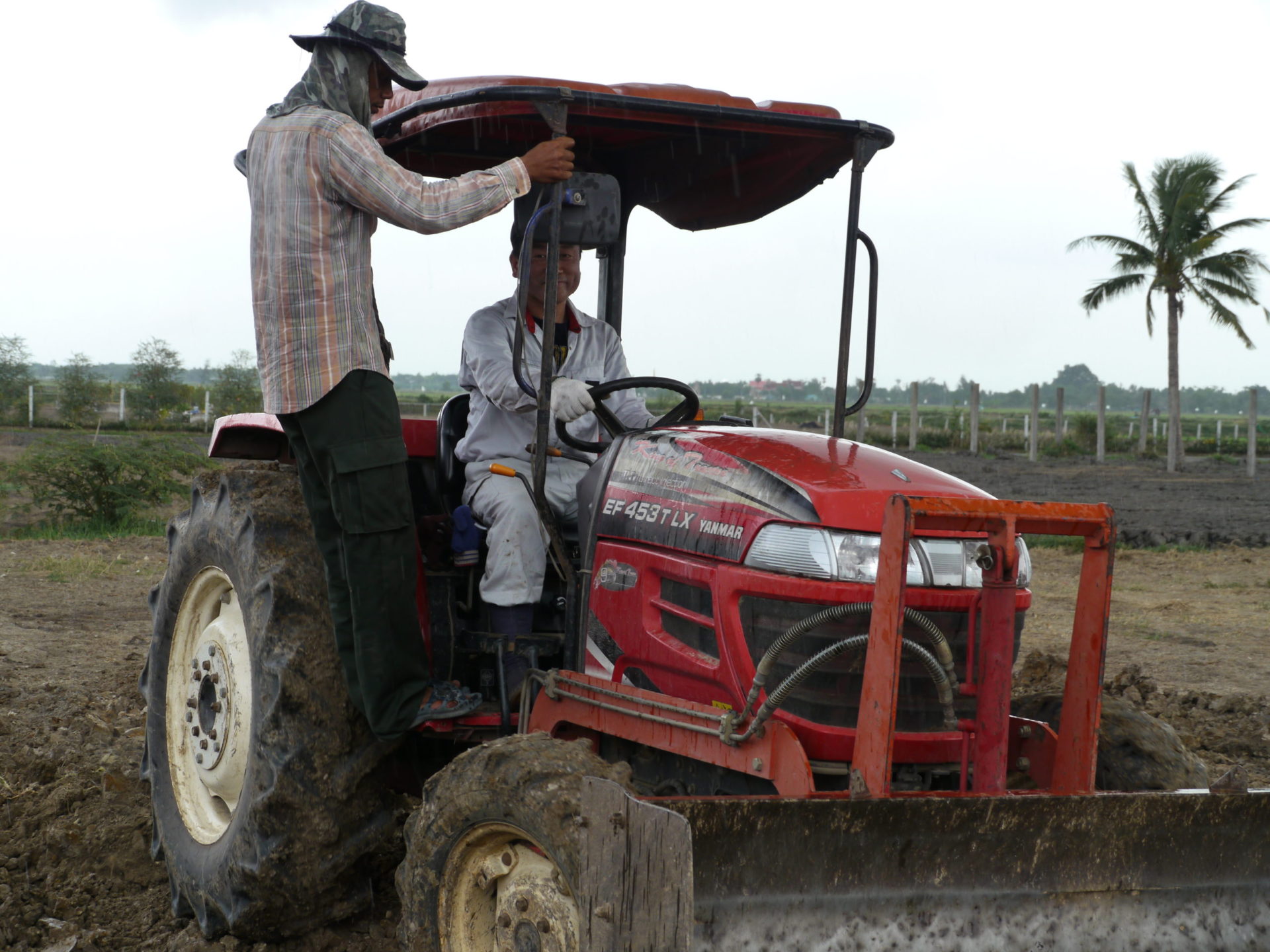 有機野菜を栽培する場所で土地の改良を行いました